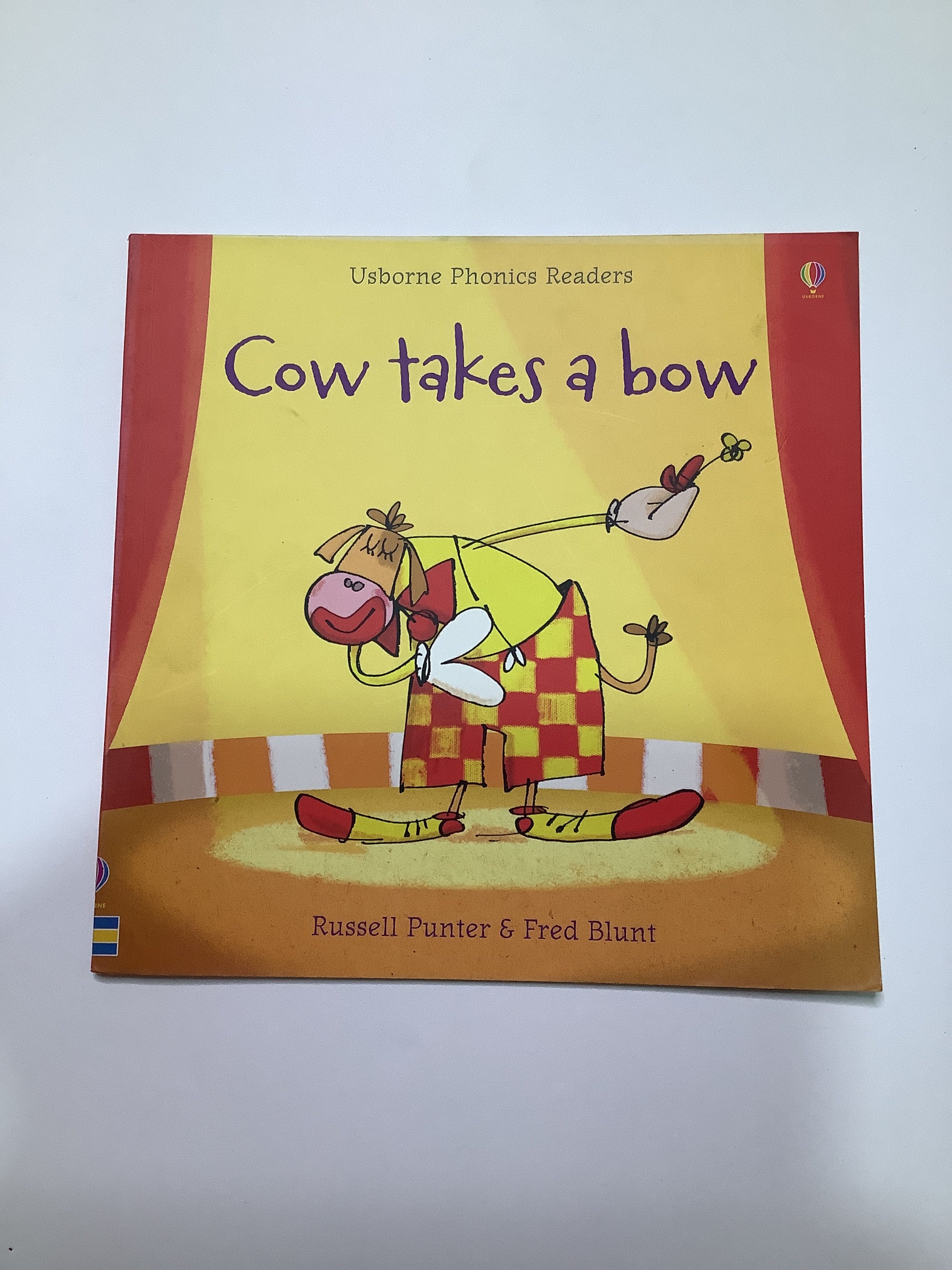 Usborne Phonics Readers (Cow Takes A Bow)