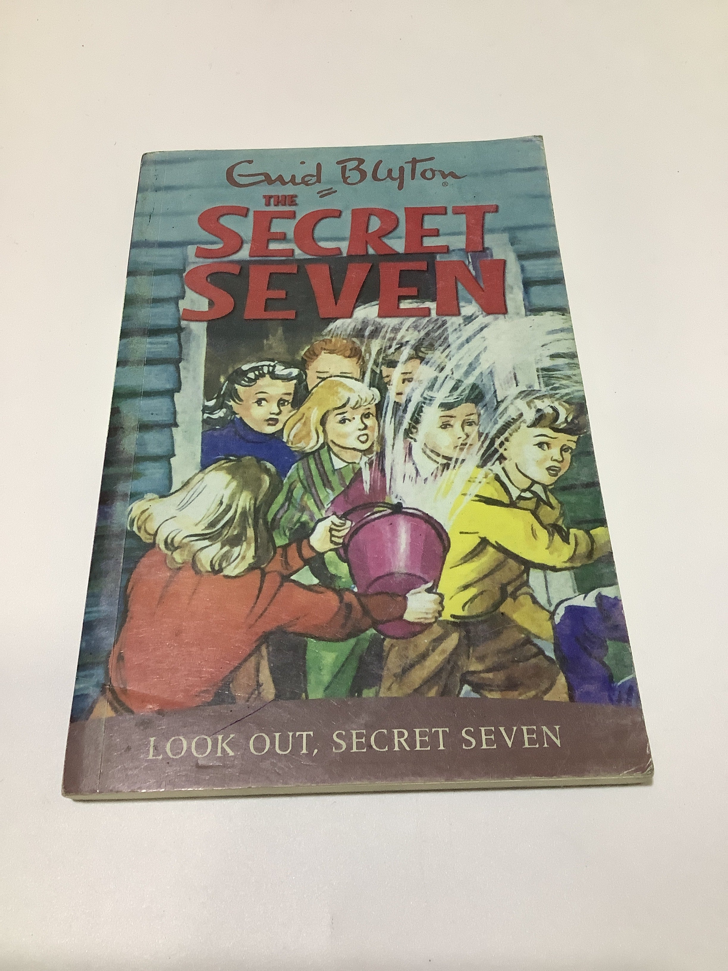 GUID BLYTON(Look out,secret seven)